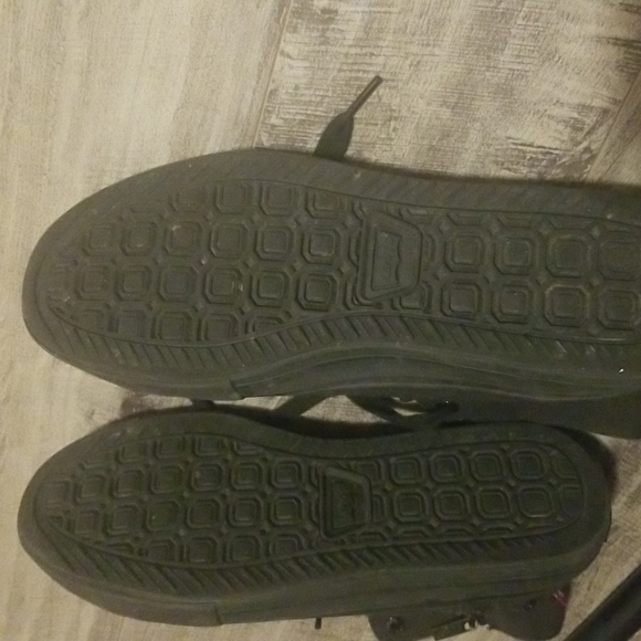 Men Shoes - Picture 4 of 5